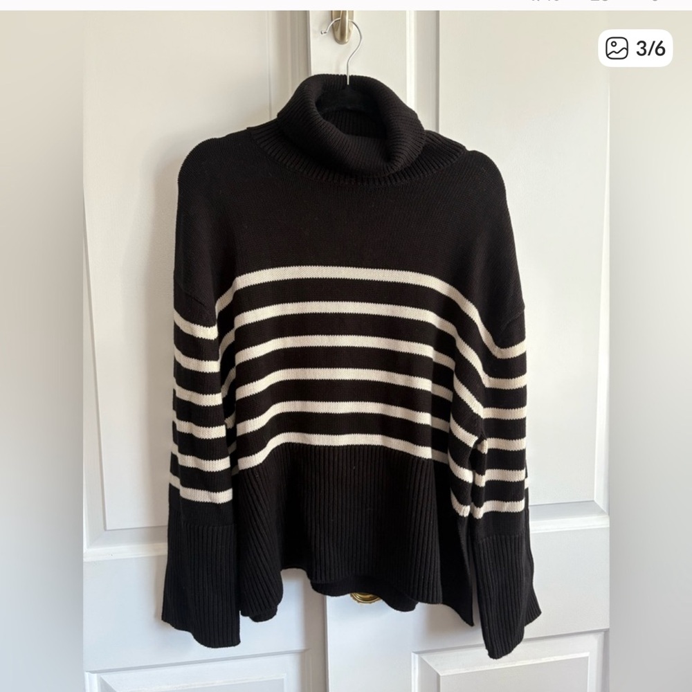 GAP oversized Black and White Striped Turtleneck Sweater
Split Hem L